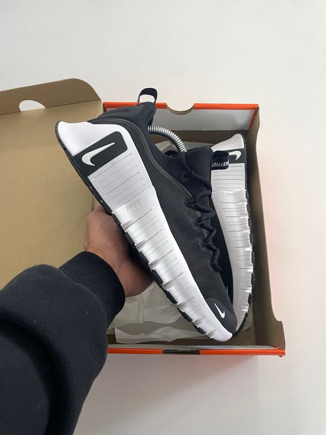 Nike Free Metcon 6 
Negro/Blanco. EU 43 y 44