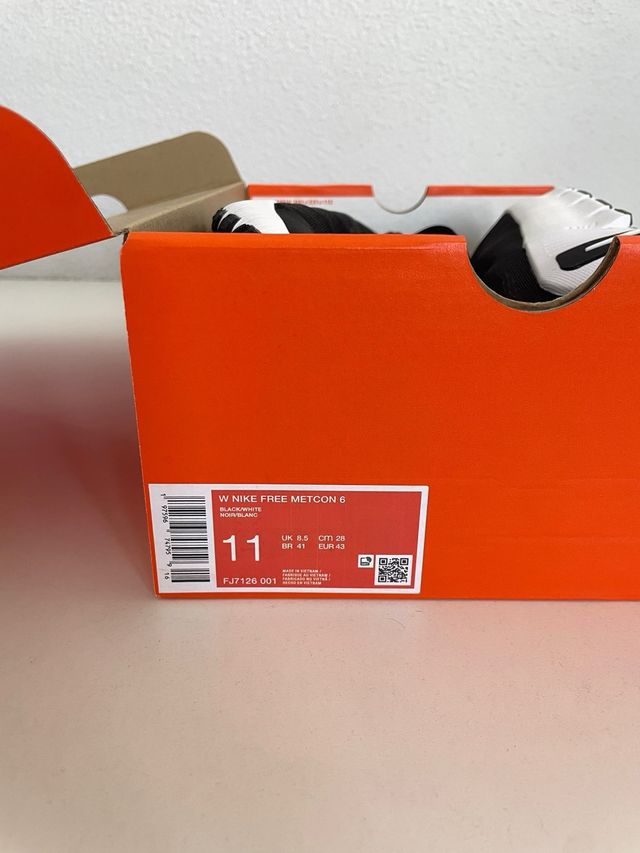 Nike Free Metcon 6 
Negro/Blanco. EU 43 y 44
