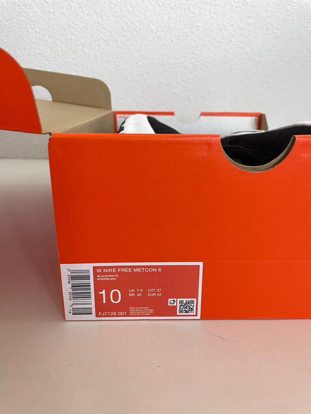 Nike Free Metcon 6 
Negro/Blanco. EU 43 y 44