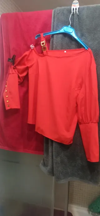 Blusa roja hombro descubierto con adorno
