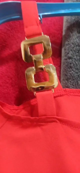 Blusa roja hombro descubierto con adorno