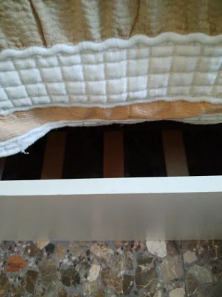 Cama individual doble con 2 somieres y colchones