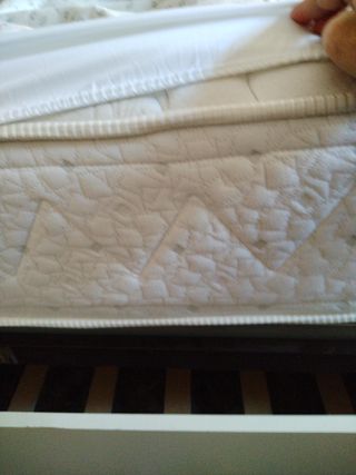 Cama individual doble con 2 somieres y colchones