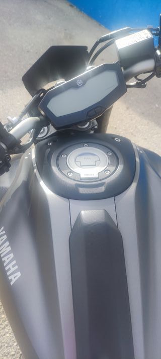 Moto Yamaha MT-07 GRIS