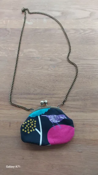Bolso de mano con cadena y estampado de pájaros. 