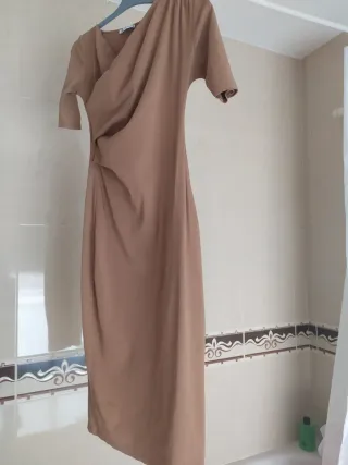 Vestido Zara marrón drapeado