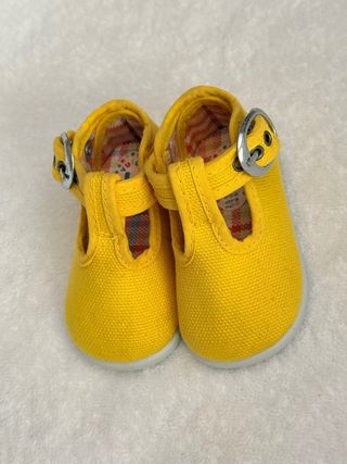 Zapatos amarillos para bebé con hebilla