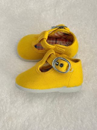 Zapatos amarillos para bebé con hebilla