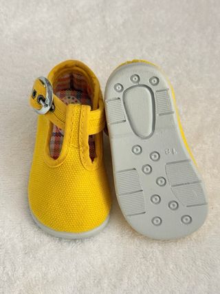 Zapatos amarillos para bebé con hebilla