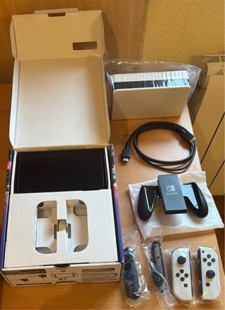 Nintendo Switch OLED bianco e nero + accessori