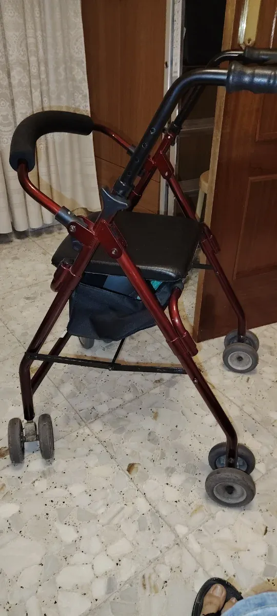 Andador con asiento y ruedas