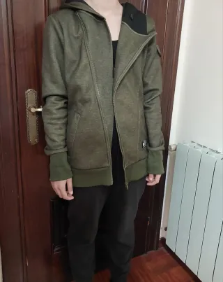 Chaqueta Neff verde asimétrica
