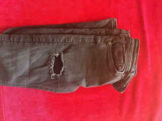 Pantalones vaqueros negros rotos