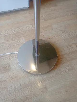 Lámpara de pie Ikea plateada y blanca