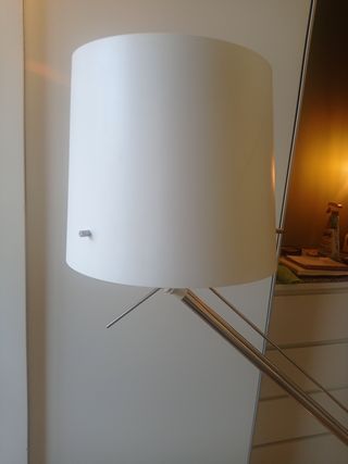 Lámpara de pie Ikea plateada y blanca
