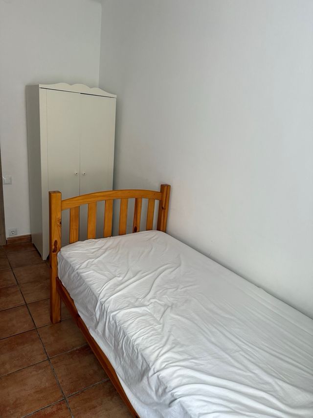 Habitación amueblada con cama individual