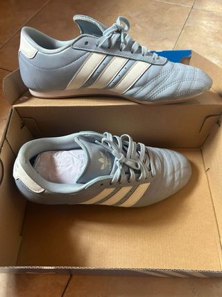 Zapatillas Adidas grises y blancas nuevas