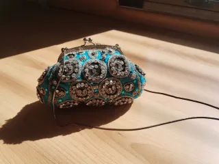 Bolso de fiesta azul y dorado con pedrería