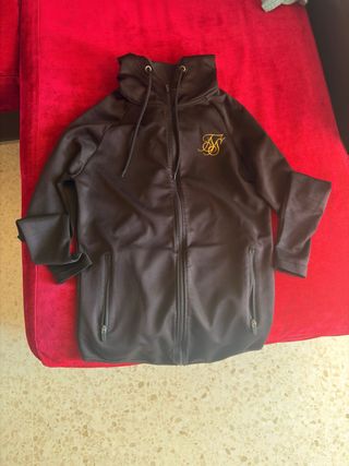 Chaqueta SikSilk Negra Cremallera y Logo Dorado