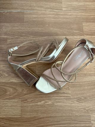 Tacones dorados con pedrería