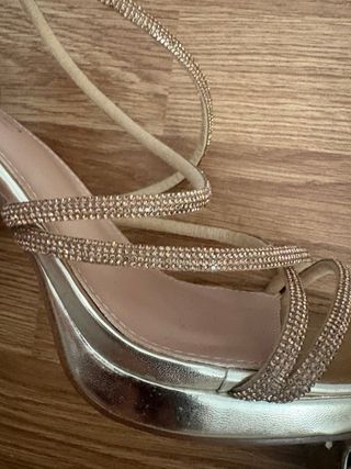 Tacones dorados con pedrería