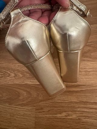 Tacones dorados con pedrería