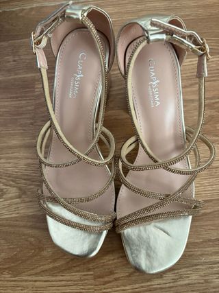 Tacones dorados con pedrería