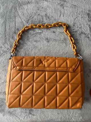 Bolso naranja acolchado con cadena