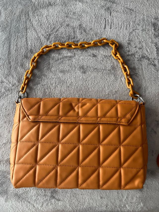 Bolso naranja acolchado con cadena