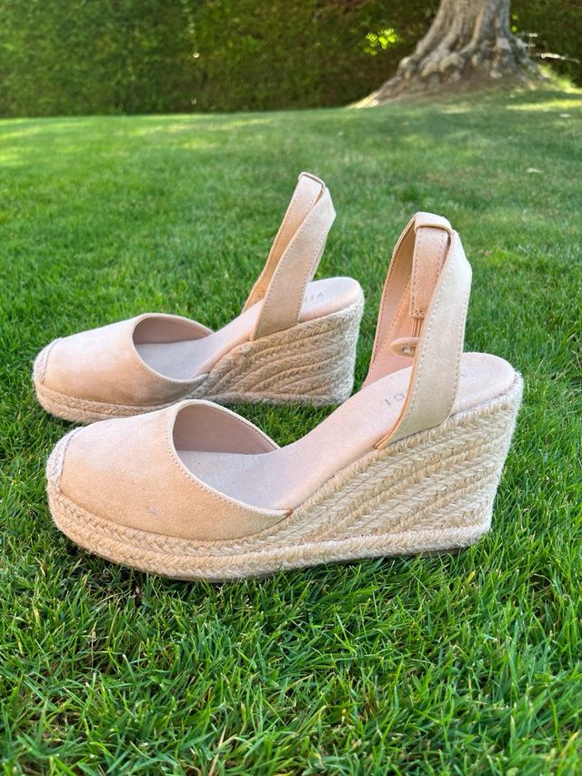 Sandalias esparto cuña media, color beige.