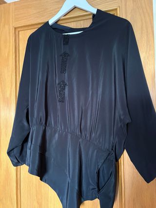 Blusa negra entallada en cadera