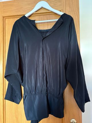 Blusa negra entallada en cadera