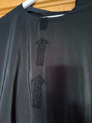 Blusa negra entallada en cadera