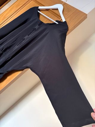 Blusa negra entallada en cadera