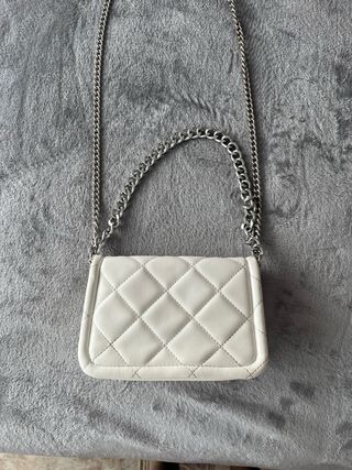 Bolso blanco con cadena plateada