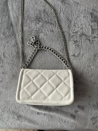 Bolso blanco con cadena plateada
