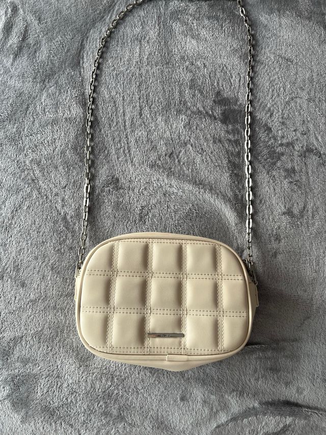 Bolso beige acolchado con cadena