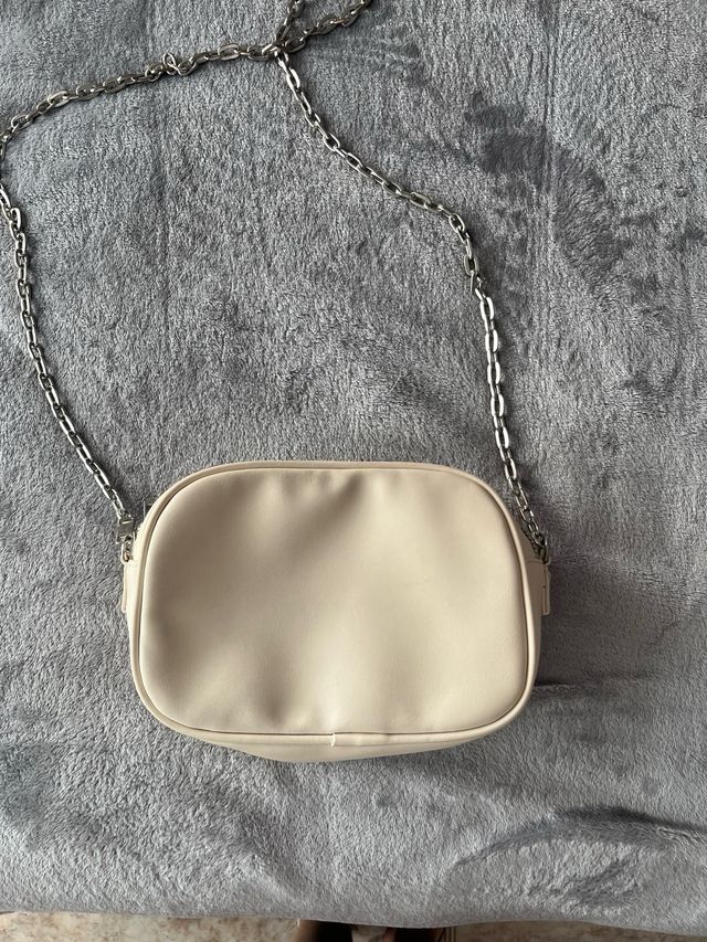 Bolso beige acolchado con cadena