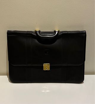 Maletín de cuero negro