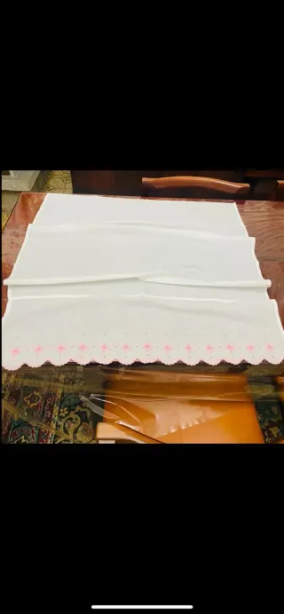 Tenda bianca con bordo rosa