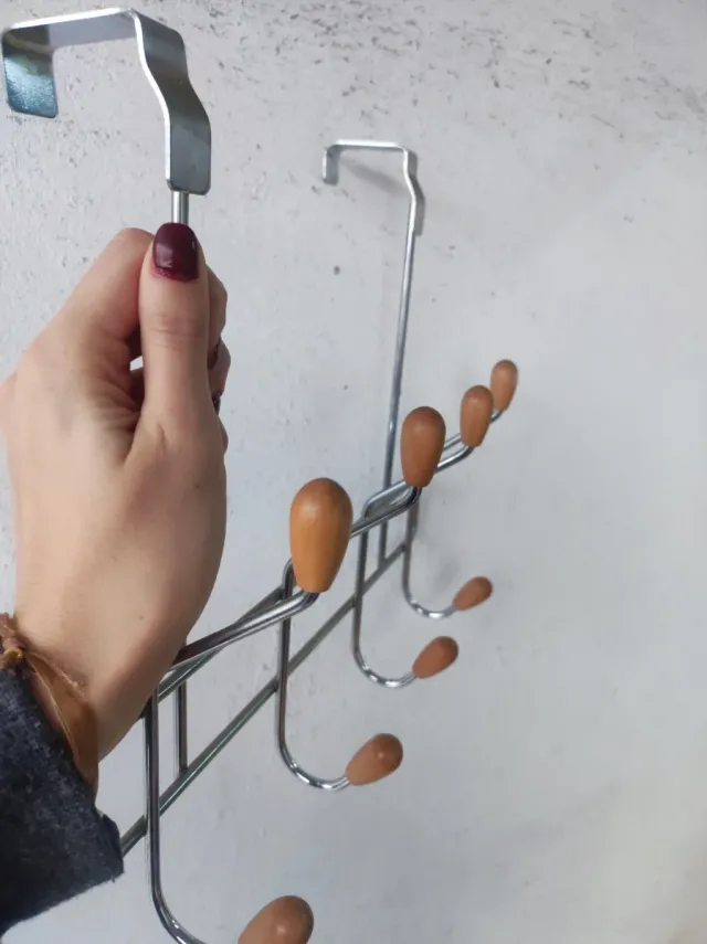 Colgador de puerta metálico