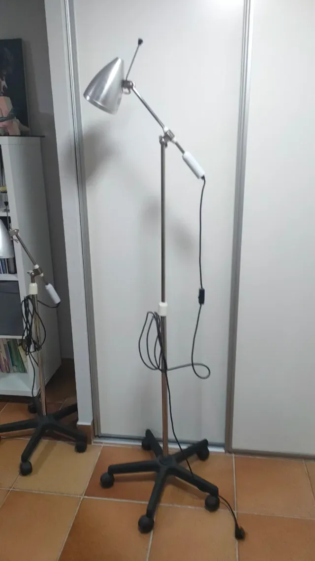Foco de pie extensible metal y plástico