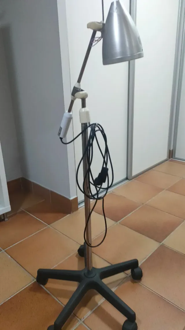 Foco de pie extensible metal y plástico