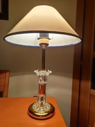 Lámpara de mesa dorada y cristal