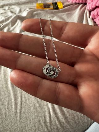 Cadena de plata con eslabones entrelazados