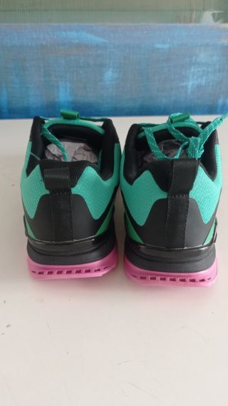 Zapatillas deportivas verde y rosa, sin usar 