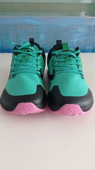 Zapatillas deportivas verde y rosa, sin usar 