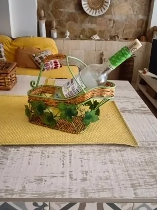 Botellero de mimbre y metal