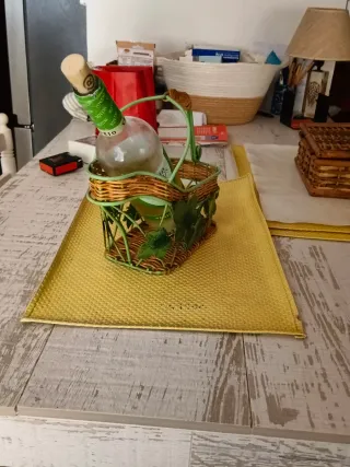 Botellero de mimbre y metal
