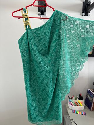 Vestido corto verde con detalle dorado